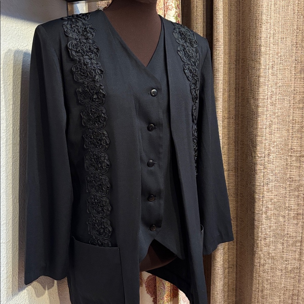 Vintage 1980’s elegant black long sleeve floral blouse. Size M.